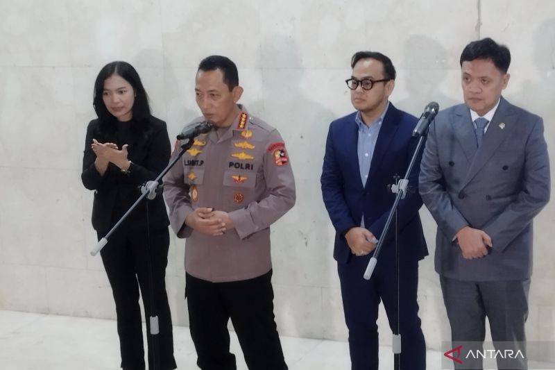 Kapolri Jenderal Polisi Listyo Sigit Prabowo bersama Ketua Komisi III DPR RI Habiburokhman saat konferensi pers di kompleks parlemen, Jakarta, Senin (26/1/2026). ANTARA/Bagus Ahmad Rizaldi.