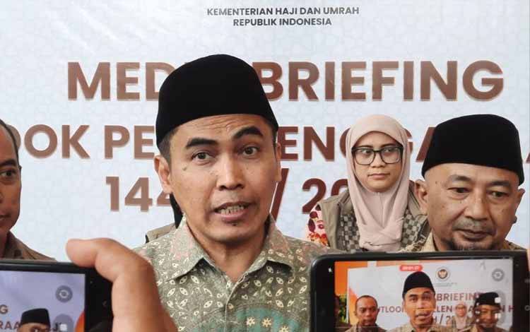 DirekturJenderal Pengembangan Ekosistem Ekonomi Haji dan Umrah Jaenal Effendi memberikan keterangan kepada wartawa di Asrama Haji Pondok Gede, Jakarta, Selasa. ANTARA/Citro Atmoko