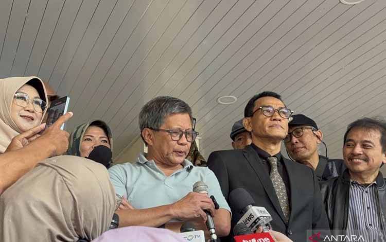 Akademisi Rocky Gerung bersama Roy Suryo, Tifauzia Tyassuma dan Refly Harun saat ditemui di Ditreskrimum Polda Metro Jaya, Selasa (27/1/2026). ANTARA/Ilham Kausar