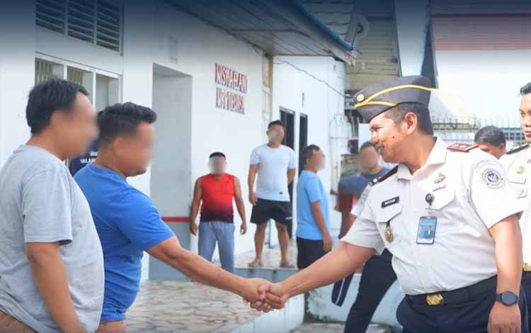 Kepala Rutan Kelas II A Palangka Raya Wayan Arta Budiartawan saat berjabat tangan dengan WBP (Foto : IST)