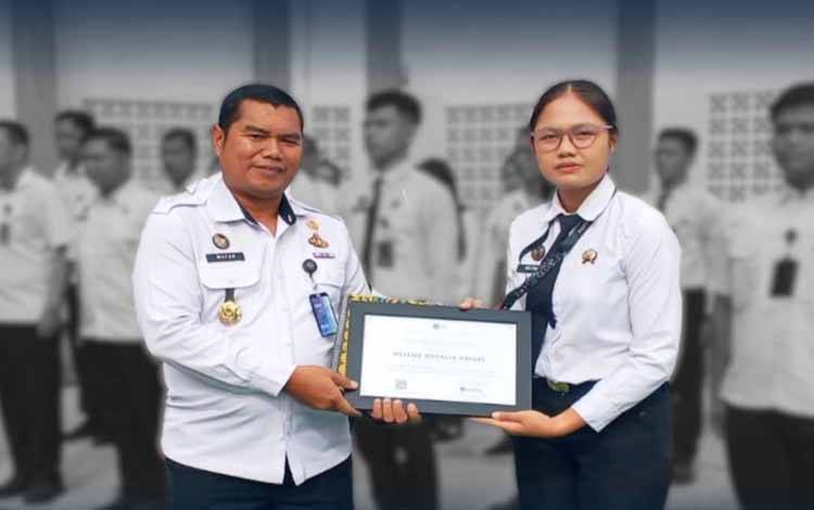 Kepala Rutan Kelas II A Palangka Raya Wayan Arta Budiartawan saat menyerahkan penghargaan kepada pegawai Rutan (Foto : IST)