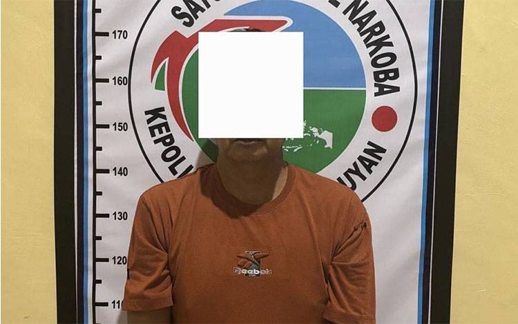 Pelaku terduga pengedar narkotika jenis sabu saat diamankan di Mapolres Seruyan. (Foto : Ist)