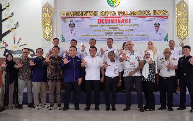 Wakil Wali Kota Palangka Raya Achmad Zaini saat berfoto bersama perwakilan LPEI (Foto : IST)