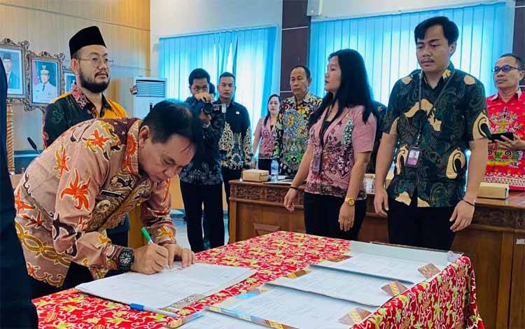 Penandatanganan Pakta Integritas dan Perjanjian Kinerja Tahun 2026 yang dipimpin oleh Bupati Barito Timur, M Yamin. Kamis, 29 Januari 2026. (FOTO: IST)