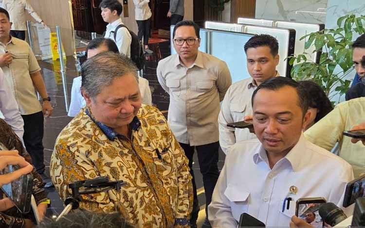 Menteri Koordinator Bidang Perekonomian Airlangga Hartarto (kiri) dan Menteri Sekretariat Negara Prasetyo Hadi (kanan) usai Rapat Koordinasi Tim Pengendali Inflasi Pusat di Jakarta, Kamis (29/1/2026) (ANTARA/Bayu Saputra)