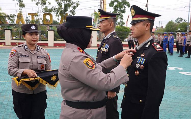 Penganugerahan Tanda Kehormatan Satyalancana Pengabdian kepada personel Polres Kapuas, yang berlangsung di Lapangan Upacara Polres Kapuas, Kamis, 29 Januari 2026. (FOTO: Humas Polres Kapuas)