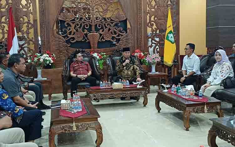Corporate Communications Strategic of Lion Air Group Danang Mandala Prihantoro saat audiensi dengan Bupati Kotawaringin Timur Halikinnor, Kamis, 29 Januari 2026. (FOTO: DEWIP)