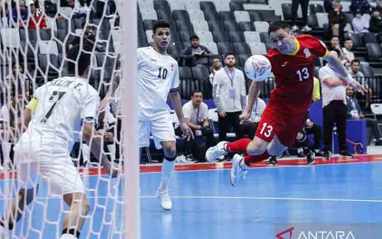 Pemain futsal Republik Kyrgyz Kubanychov Kairat (kanan) menyundul bola ke arah gawang timnas futsal Irak pada pertandingan grup A AFC Futsal Asian Cup 2026 di Indonesia Arena, Senayan, Jakarta, Selasa (27/1/2026). Timnas futsal Irak menang dengan skor 4-2. ANTARA FOTO/Asprilla Dwi Adha/aww. (ANTARA FOTO/ASPRILLA DWI ADHA)