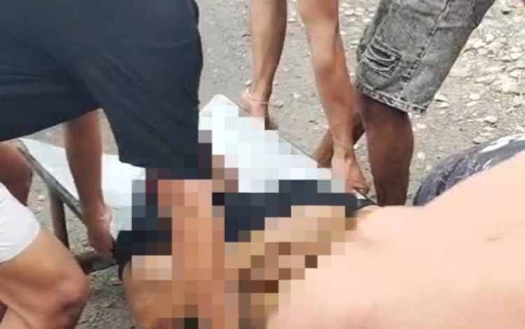Warga saat mengevakuasi jenazah FAN (Foto : IST)