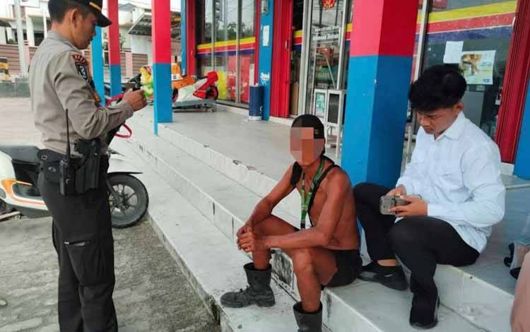 Seseorang ODGJ diamankan anggota Polres Kobar lantaran yang bersangkutan diketahui membawa parang di depan Swalayan Megamart, Simpang Empat Lampu Merah Jalan Samari, Kelurahan Madurejo, Kecamatan Arut Selatan, Jumat, 30 Januari 2026