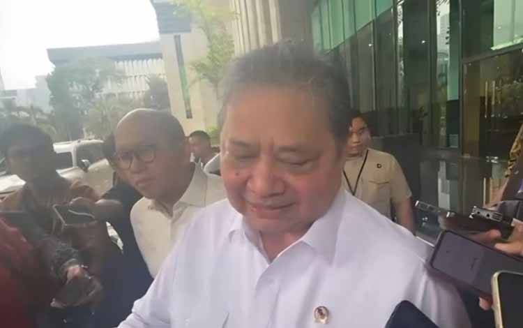 Menteri Koordinator Bidang Perekonomian Airlangga Hartarto usai konferensi pers di Jakarta, Jumat (30/1/2026) (ANTARA/Rizka Khaerunnisa)