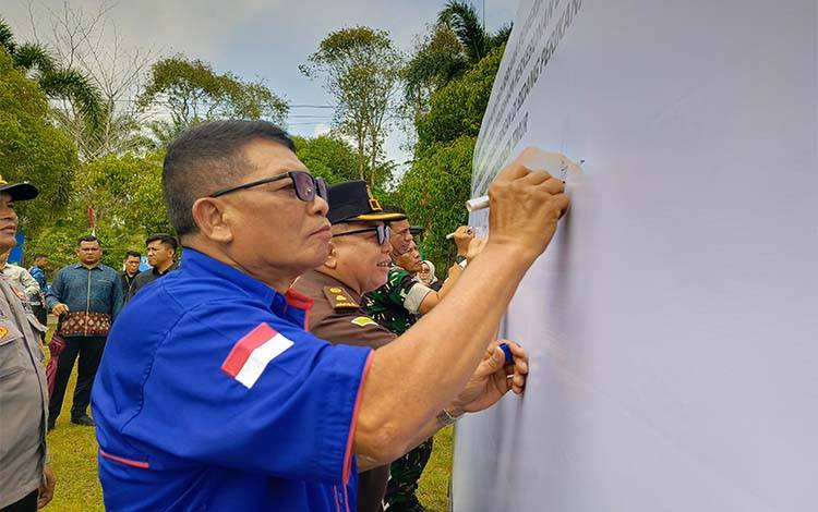 Ketua GPPI Kotim Siswanto saat menandatangani kerja sama dengan Pemkab Kotim, Kamis, 29 Januari 2026. (FOTO : DEVI)