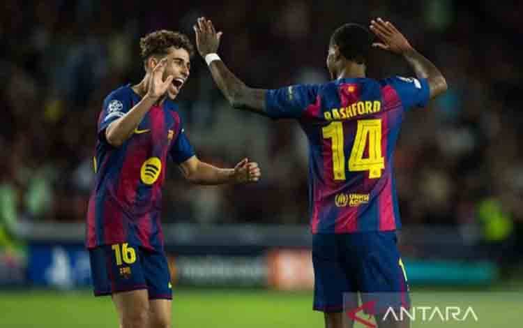 Penyerang Barcelona FC Marcus Rashford (kanan) dan Fermin Lopez merayakan golnya ke gawang Olympiacos pada laga Liga Champions di Barcelona, Spanyol, Jumat (21/10/2025). ANTARA/Xinhua/Joan Gosa/aa.