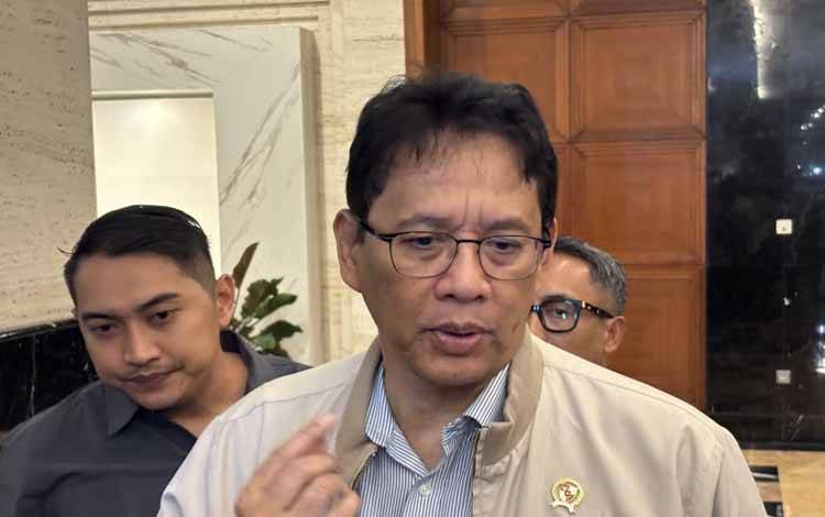 Menteri Keuangan Purbaya Yudhi Sadewa menjawab pertanyaan wartawan dalam wawancara cegat di Wisma Danantara, Jakarta, Sabtu (31/1/2026) malam. (ANTARA/Imamatul Silfia)