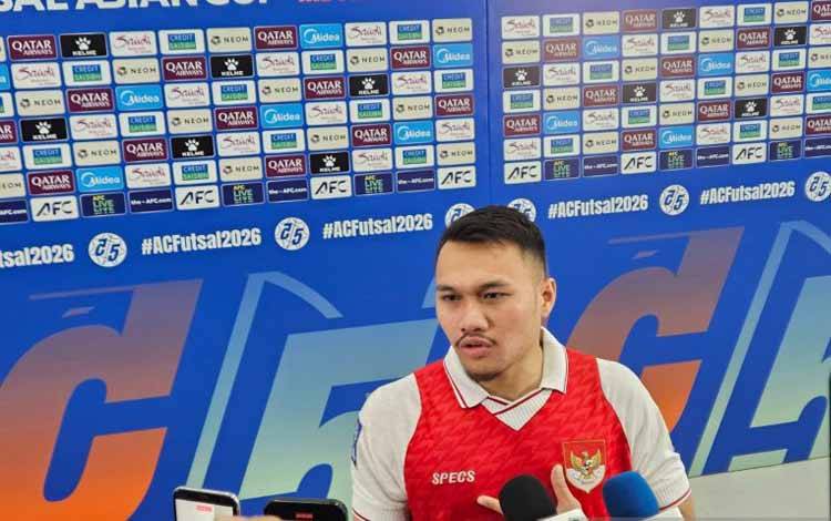 Pemain timnas futsal Indonesia Samuel Eko menjawab pertanyaan pewarta di mixed zone setelah pertandingan Grup A Piala Asia Futsal 2026 di Indonesia Arena, Jakarta, Sabtu (31/1/2026). (ANTARA/RAUF ADIPATI)