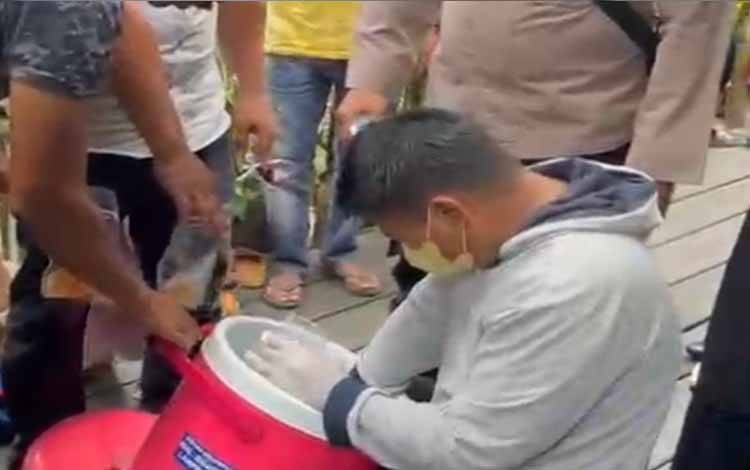 Petugas ketika mengambil sampel es buah yang diduga menjadi sumber keracunan di sebuah acara pengantin Desa Baruh Tabing, Kecamatan Banjang, Kabupaten Hulu Sungai Utara, Minggu, 1 Februari 2026. (FOTO: Faisal)