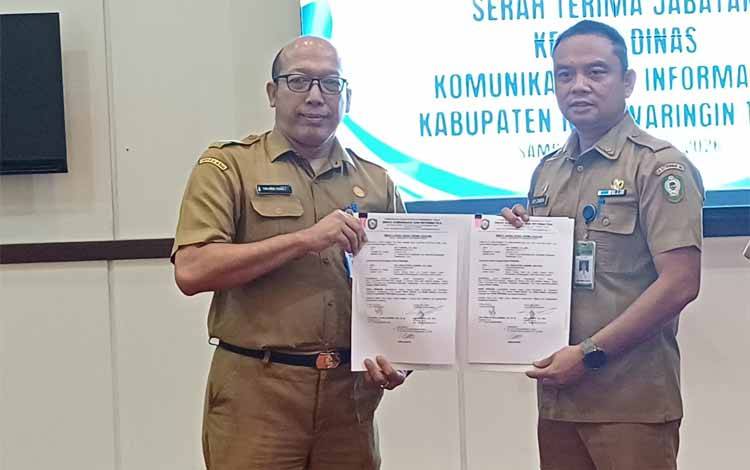 Kepala Dinas Komunikasi dan Informatika Kotawaringin Timur Cok Orda Putra Legawa (kiri) saat serah terima jabatan, Senin, 2 Februari 2026