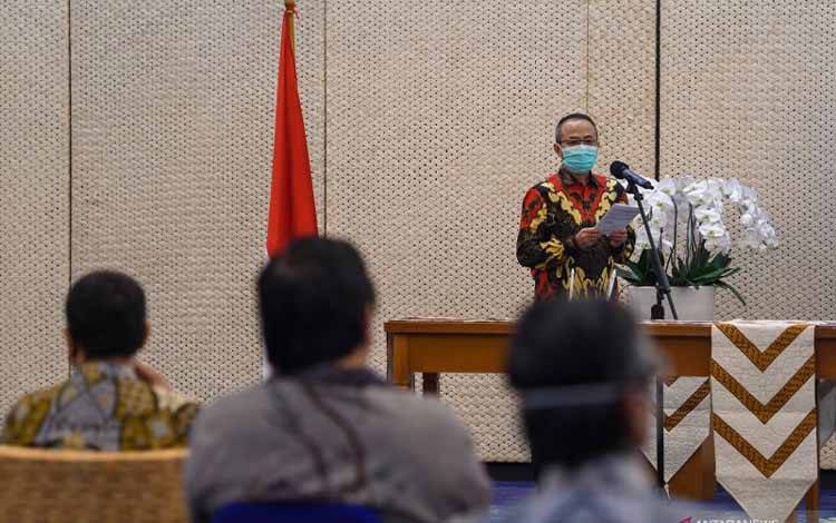 Direktur Utama PT Perusahaan Gas Negara Tbk (PGN) Suko Hartono (kanan) menyampaikan sambutan disela penandatanganan Nota Kesepahaman (MoU) dengan pelanggan sektor industri tertentu di Auditorium Graha PGAS, Jakarta, Jumat (5/6/2020). ANTARA FOTO/M Risyal Hidayat/pras. (ANTARA FOTO/M RISYAL HIDAYAT)