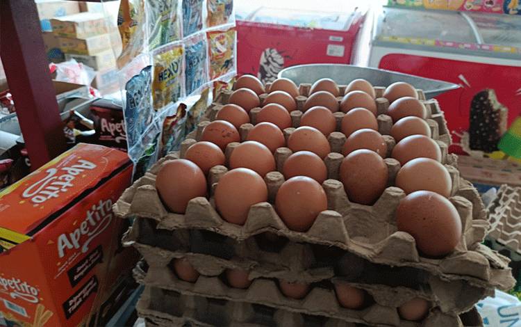 Telur ayam dijual di salah satu pasar. (Foto:MARINI)