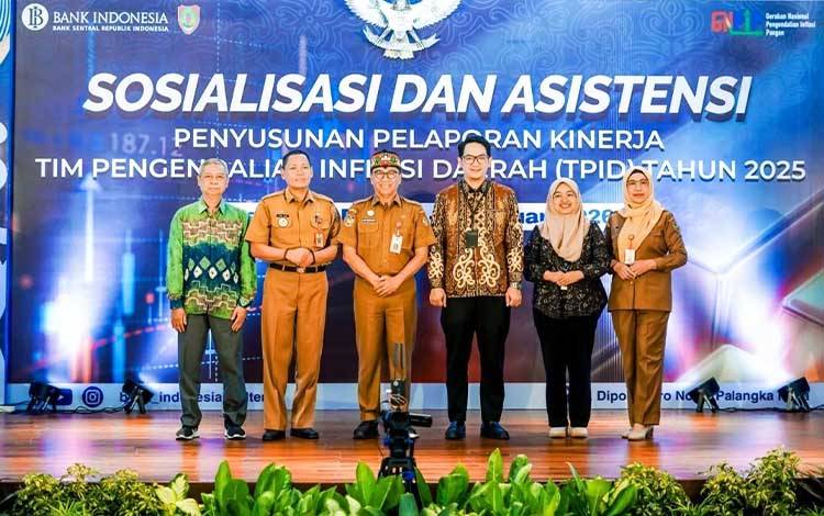 Foto bersama saat Sosialisasi dan Rapat Asistensi Penyusunan Pelaporan Kinerja Tim Pengendalian Inflasi Daerah (TPID). (FOTO: TRA)