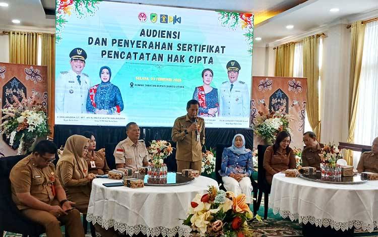 Sekretaris Daerah Barito Utara, Drs Muhlis saat menyampaikan sambutan bupati pada acara audiensi dan penyerahan sertifikat Sertifikat Pencatatan Hak Cipta dan Desain Industri Batik Kabupaten Barito Utara Tahun 2026 dari Kemenkum Kalteng yang digelar di Aula Rumah Jabatan Bupati Barito Utara. (Foto: Dhani)