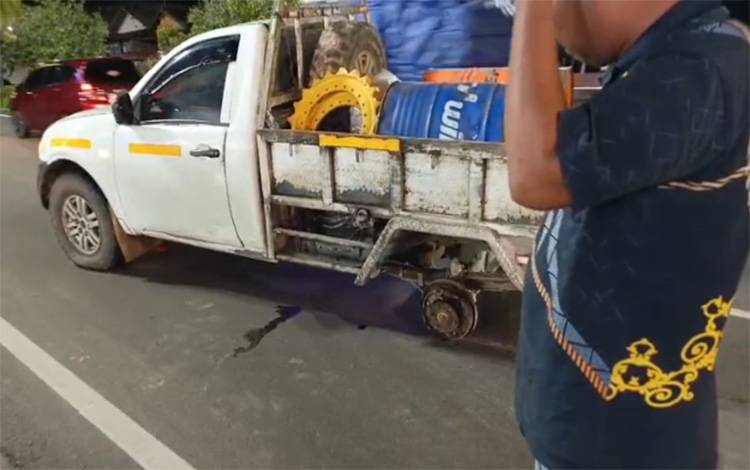 Sebuah pikap yang mengalami kerusakan tepat di tengah Jalan Pemuda, Kuala Kapuas, Rabu, 4 Februari 2026. (FOTO: Yudi)