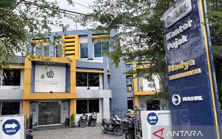 Suasana di depan Kantor Pelayanan Pajak (KPP) Madya Banjarmasin pasca dugaan Operasi Tangkap Tangan (OTT) Komisi Pemberantasan Korupsi (KPK) terhadap sejumlah pejabat pajak di kantor pelayanan pajak tersebut di Banjarmasin, Kalimantan Selatan, Rabu (4/2/2026). ANTARA/Tumpal Andani Aritonang