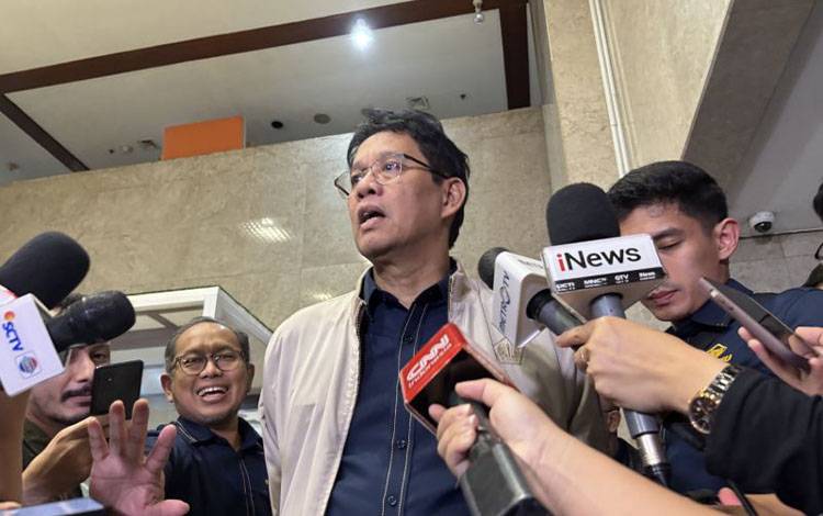 Menteri Keuangan Purbaya Yudhi Sadewa menjawab pertanyaan wartawan dalam wawancara cegat di Kompleks Parlemen, Jakarta, Rabu (4/2/2026). (ANTARA/Imamatul Silfia)