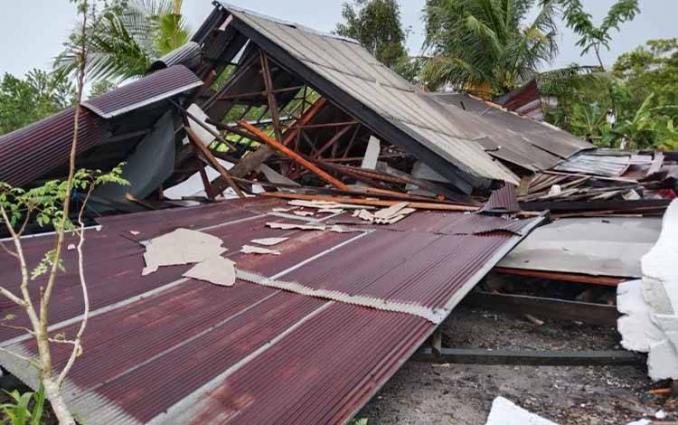 Rumah roboh akibat angin kencang di Jalan Madiun Ngawi, Kelurahan Sawahan, Kecamatan Mentawa Baru Ketapang, Kabupaten Kotawaringin Timur, Rabu, 4 Februari 2026. (FOTO: IST)