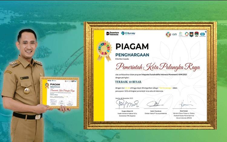 Wali Kota Palangka Raya Fairid Naparin menerima piagam penghargaan SDGs dengan predikat Encourager. (FOTO: HUMAS)