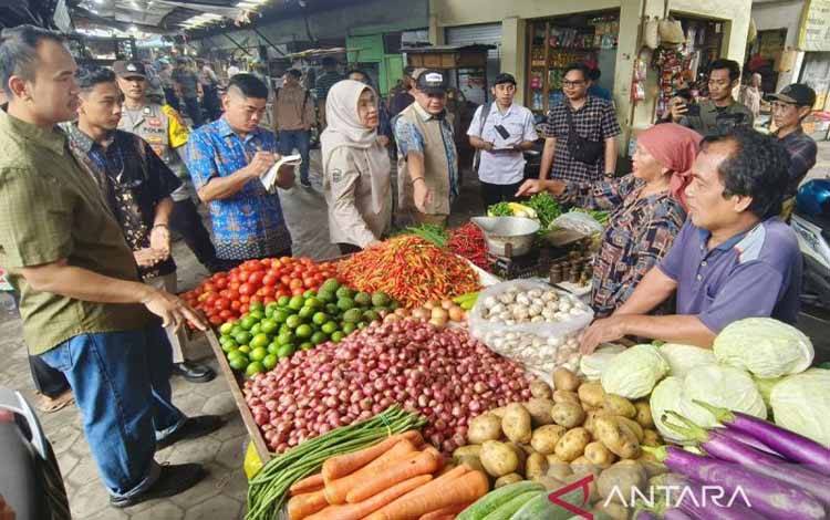 Tim gabungan yang terdiri dari Disdagperin Kalteng, Dishanpang, Bulog, TNI-Polri serta lainnya meninjau ketersediaan bapok di Pasar Besar Palangka Raya, Kamis (5/2/2026). (ANTARA/Muhammad Arif Hidayat)