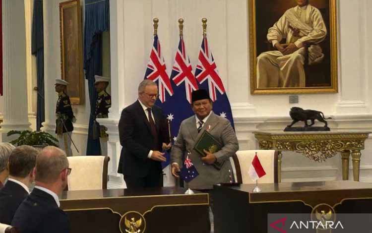 Perdana Menteri Australia, Anthony Albanes (kiri), dan Presiden Prabowo Subianto (kanan) menandatangani traktat keamanan bersama di Istana Merdeka, Jakarta, Jumat (6/2/2026). ANTARA/Maria Cicilia Galuh