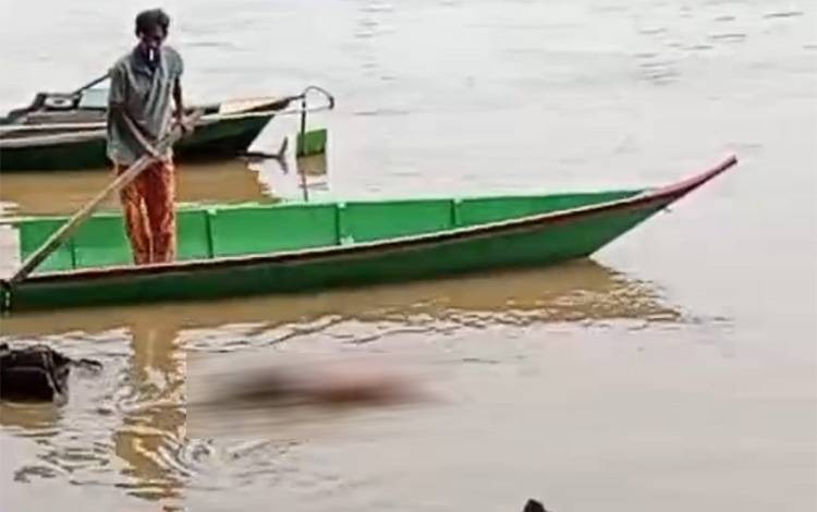Warga saat berupaya mengevakuasi mayat yang mengapung di aliran Sungai Seruyan Desa Asam Baru Kecamatan Danau Seluluk Kabupaten Seruyan. (Foto : Ist)