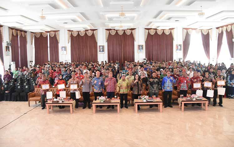 Bimbingan Teknis (Bimtek) Pengelolaan Pejabat Pengelola Informasi dan Dokumentasi (PPID) bagi perangkat daerah dan desa, Jumat, 6 Februari 2026. Kegiatan berlangsung di Hall Rumah Jabatan Bupati Kapuas. (FOTO: Diskominfo Kps)