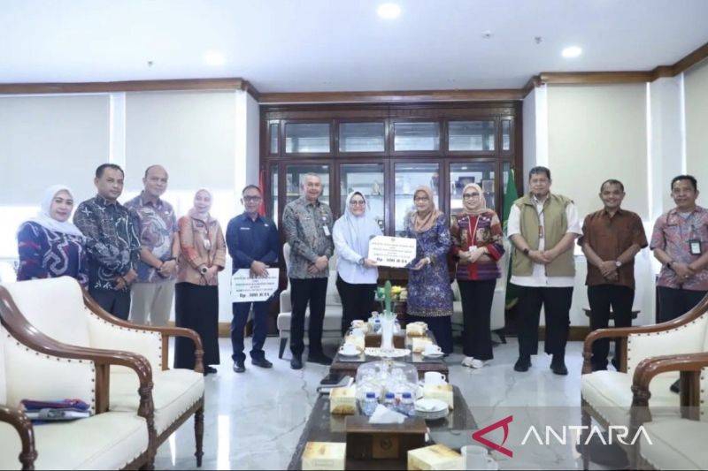 Sekretaris Daerah Provinsi Kaltim Sri Wahyuni menyerahkan simbolis bantuan Gerakan Kaltim Peduli u tuk korban bencana di Sumatera Utara. ANTARA/HO-Diskominfo Kaltim