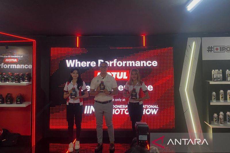 Motul hadirkan pelumas yang dapat digunakan untuk mesin kendaraan masa kini. (ANTARA/Chairul Rohman)