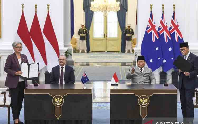 Presiden Prabowo Subianto (kedua kanan) dan Perdana Menteri (PM) Australia Anthony Albanese (kedua kiri) menyaksikan penandatanganan kerjasama antara Menteri Luar Negeri Australia Penny Wong (kiri) dan Menteri Investasi dan Hilirisasi/Kepala BKPM yang juga CEO Danantara Rosan Roeslani (kanan) saat kunjungan kenegaraan di Istana Merdeka, Jakarta, Jumat (6/2/2026). Kunjungan kenegaraan Anthony Albanese di Istana Kepresidenan Jakarta tersebut untuk menandatangani Traktat Australia-Indonesia mengena