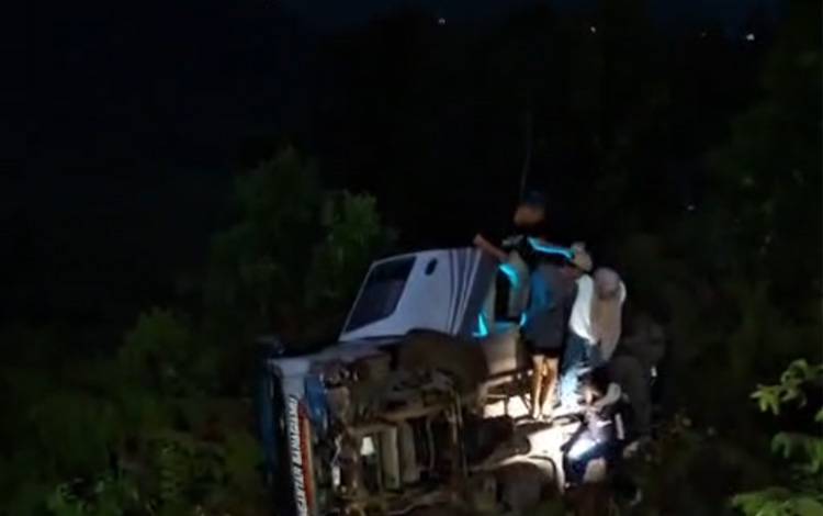 Bus yang terbalik di kawasan Taman Hutan Raya (Tahura) Mandiangin, Kecamatan Karang Intan, Kabupaten Banjar, Sabtu malam, 7 Februari 2026. (FOTO: Rescue Bjm)