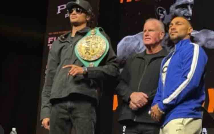 Foto juara dunia kelas welter super World Boxing Council (WBC) Sebastian Fundora (pertama kiri) dan Keith Thurman (pertama kanan) dalam sesi face off yang dipublikasikan di media sosial yang dipantau di Jakarta, Sabtu (7/2/2026). Laman resmi WBC