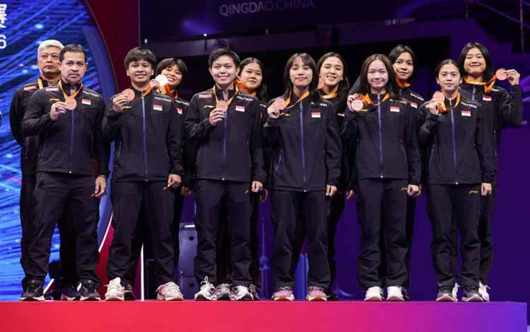 Tim putri Indonesia memamerkan medali perunggu saat upacara penghormatan pemenang Kejuaraan Beregu Asia (BATC) 2026 di Conson Gymnasium, Qingdao, China, Minggu (8/2/2026). (ANTARA/HO-PBSI)