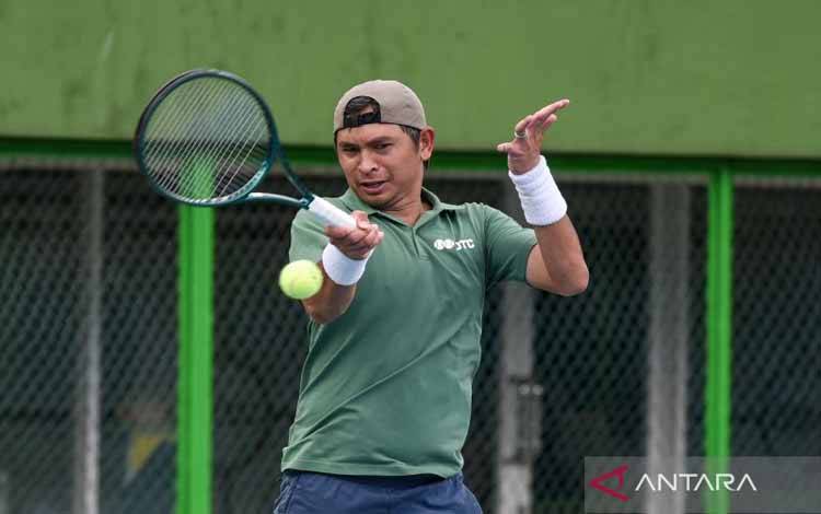 Petenis putra Indonesia Christopher Rungkat mengikuti sesi latihan di Lapangan Tenis GBK, Jakarta, Selasa (3/2/2026). Latihan tersebut untuk persiapan Piala Davis babak play off World Group II pada 7-8 Februari 2026 melawan Togo. ANTARA FOTO/Fakhri Hermansyah/bar (ANTARA FOTO/FAH)