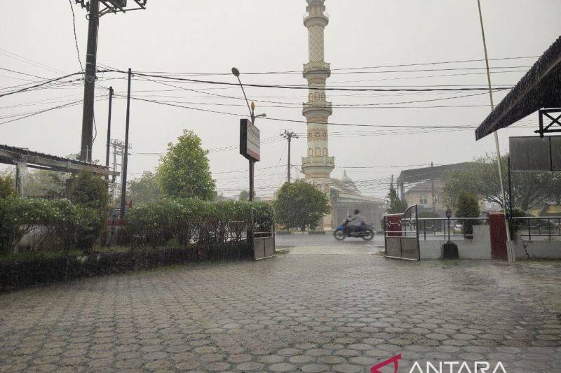 Ilustrasi - Warga melintasi salah satu jalan protokol saat hujan lebat mengguyur Kota Palangka Raya, Jumat (30/1/2026). (ANTARA/Rendhik Andika)