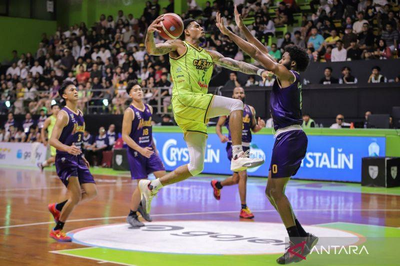 Pebasket Pacific Caesar Surabaya Adonnecy Joshua Bramah (kedua kanan) melakukan lay up diadang pebasket Tangerang Hawks Basketball Joshua Marckus Cunningham (kanan) saat pertandingan Indonesian Baskeball League (IBL) 2026 di GOR Pacific Caesar Surabaya, Jawa Timur, Sabtu (7/2/2026). Tangerang Hawks Basketball menang atas Pacific Caesar Surabaya dengan skor 87-84. ANTARA FOTO/Rizal Hanafi/agr