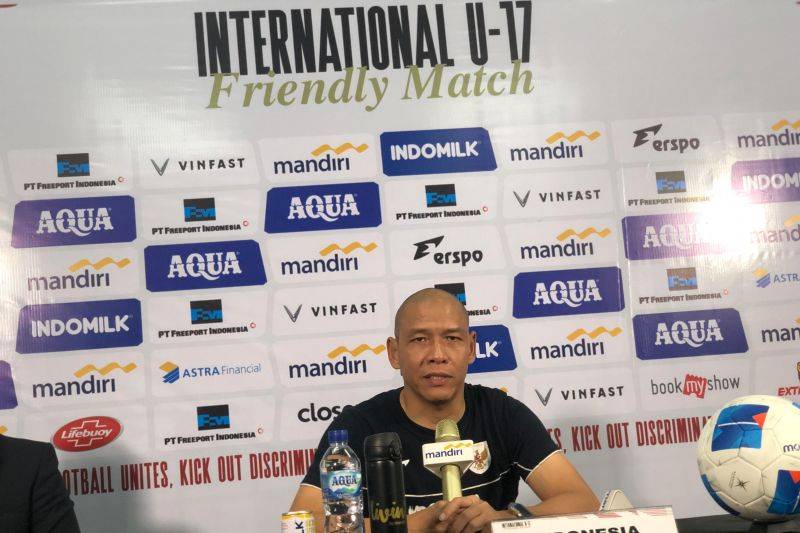 Pelatih timnas U-17 Indonesia Nova Arianto pada jumpa pers pasca pertandingan uji coba menghadapi China U-17 di Indomilk Arena, Kabupaten Tangerang, Banten, Minggu (8/2/2026). Laga ini berakhir untuk kemenangan China dengan skor 7-0. (ANTARA/Zaro Ezza Syachniar)