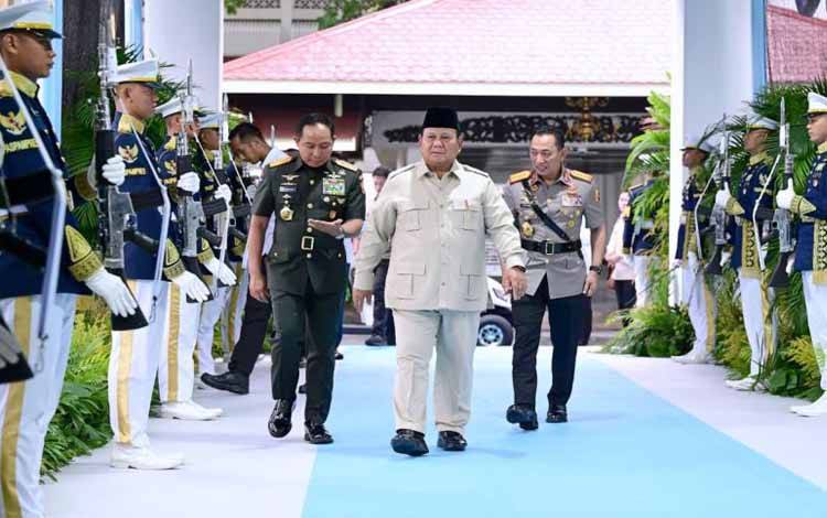 Presiden RI Prabowo Subianto didampingi Panglima TNI Jenderal Agus Subiyanto (kiri) dan Kapolri Jenderal Polisi Listyo Sigit Prabowo (kanan) menghadiri agenda Rapat Pimpinan (Rapim) TNI-Polri di kompleks Istana Kepresidenan, Jakarta, Senin (9/2/2026). (ANTARA/HO-Sekretariat Presiden)