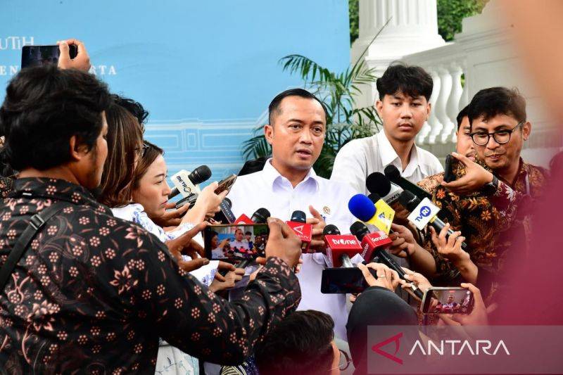 Menteri Sekretaris Negara (Mensesneg) Prasetyo Hadi menjawab pertanyaan wartawan saat dia ditemui di Kompleks Istana Kepresidenan RI, Jakarta, Senin (9/2/2026). ANTARA/HO-BPMI Sekretariat Presiden.