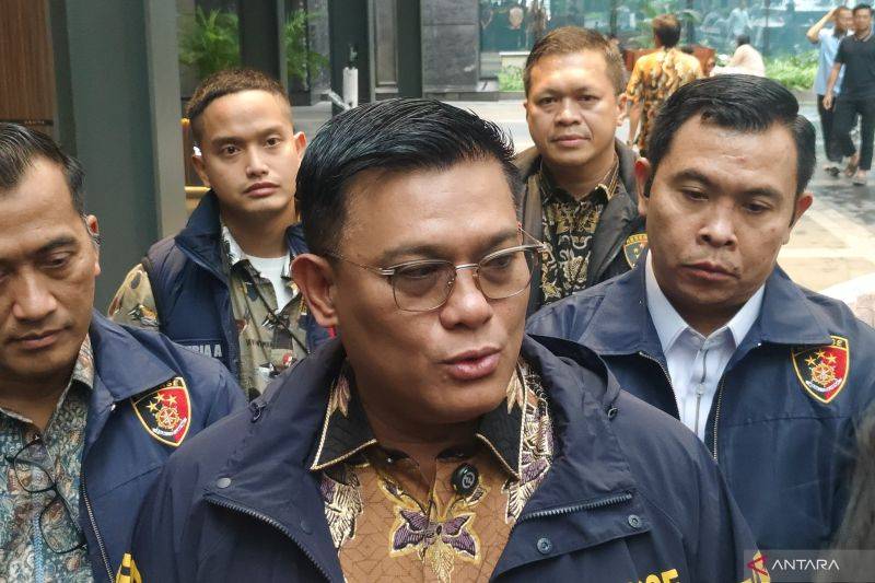 Direktur Tindak Pidana Ekonomi Khusus (Dirtipideksus) Bareskrim Polri Brigjen Pol. Ade Safri Simanjuntak (tengah) memberikan keterangan pers di kawasan Jakarta Selatan, Jumat (23/1/2026). ANTARA/Nadia Putri Rahmani