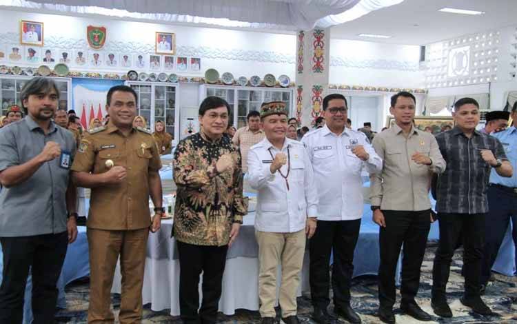 Gubernur Kalimantan Tengah, Agustiar Sabran foto bersama saat menerima kunjunhan Staf Khusus Presiden Republik Indonesia Bidang Ekonomi Kreatif Yovie Widianto di Istana Isen Mulang. (FOTO: RDN)