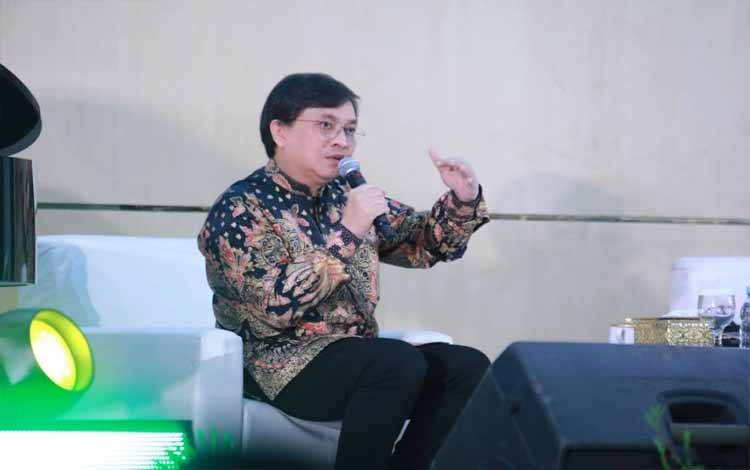 Staf Khusus Presiden Republik Indonesia Bidang Ekonomi Kreatif Yovie Widianto saat memberikan materi saat Studium Generale di Aula Universitas Islam Negeri Palangka Raya. (FOTO:BIRO ADPIM SETDA KALTENG)