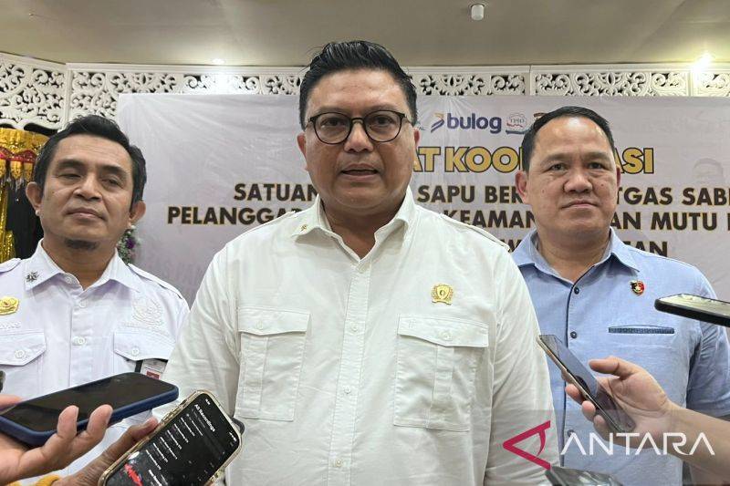 Direktur Pengawasan Penerapan Standar Keamanan dan Mutu Pangan Badan Pangan Nasional Brigadir Jenderal Polisi Hermawan (tengah) didampingi Direktur Ditreskrimsus Polda Sulsel Kombes Dedy Supriadi (kanan) dan Kepala Dinas Kelautan dan Perikanan Pemprov Sulsel Muhammad Ilyas (kiri) memberikan keterangan kepada wartawan usai Rakor Satgas Saber, di Baruga Lappo Ase Kanwil Perum Bulog Sulselbar di Makassar, Sulawesi Selatan, Selasa (10/2/2026). ANTARA/Darwin